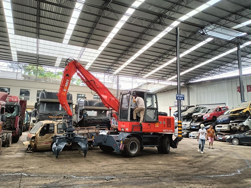 輪式抓鋼機(jī).jpg 輪式抓鋼機(jī).jpg